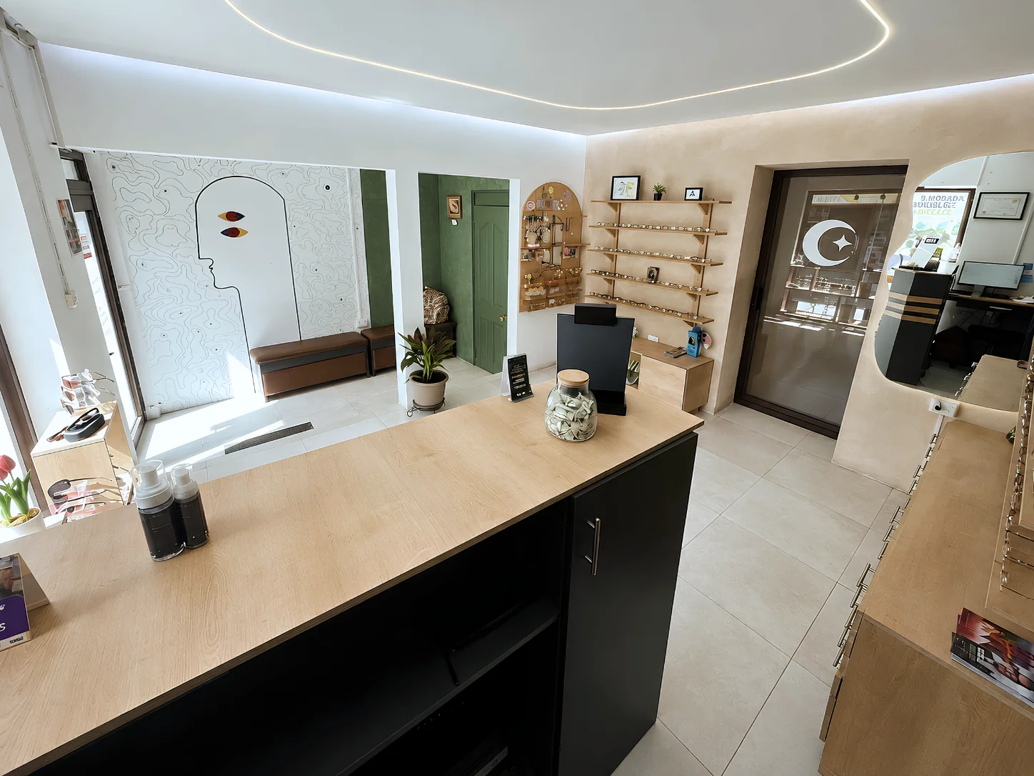 Interior de Ópticas Moon y área de atención